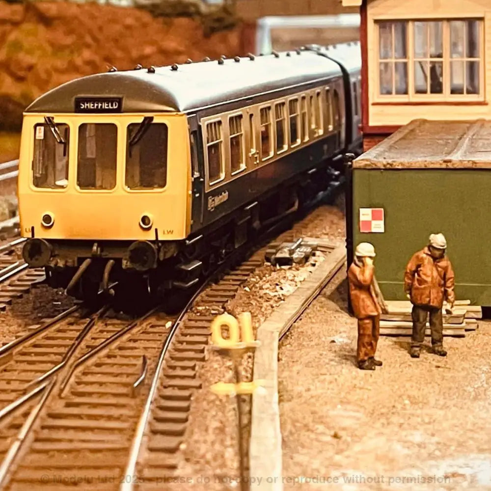 1143 Engineer using phone 1x Figure Pack