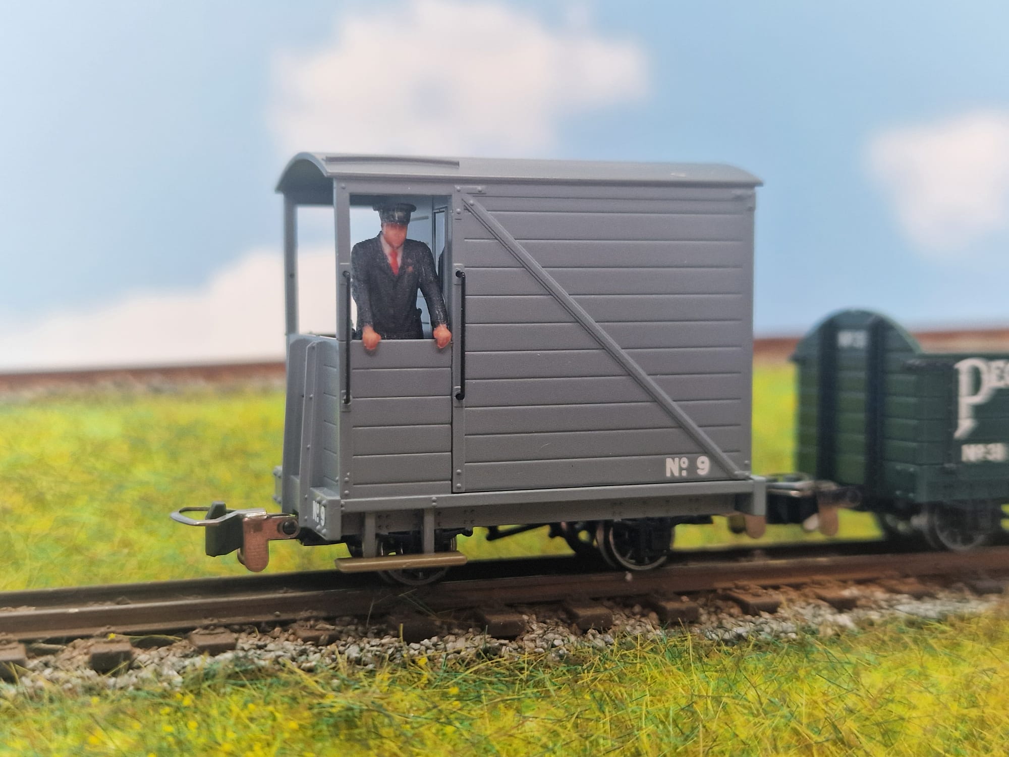 81602 OO9 Narrow Gauge Brake Van Guard